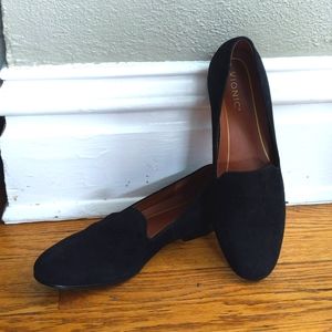 Women's Vionic Willa Black Suede Size 10 Smoking Slip-On Flats